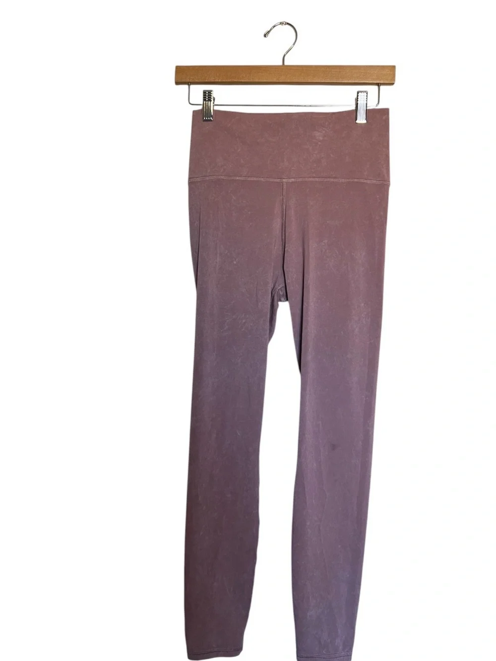 Vuori washed studio leggings 12.5” waist lying flat
